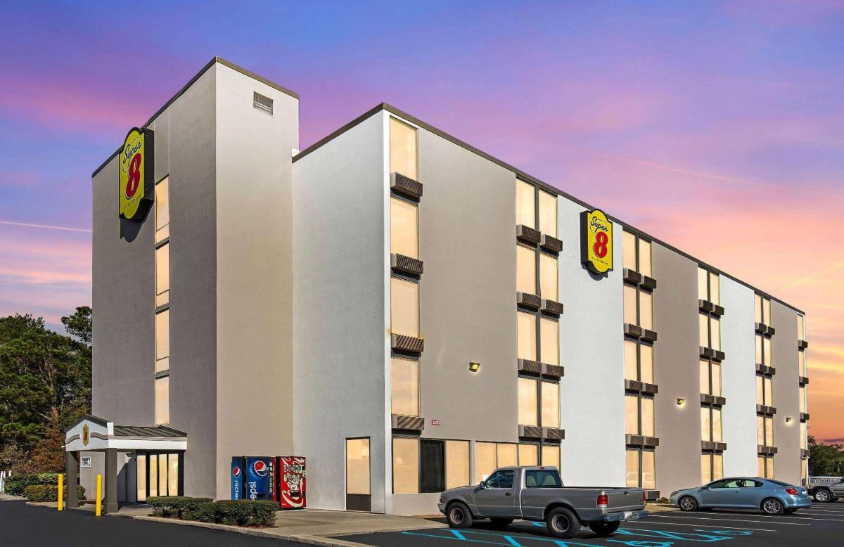 Super 8 by Wyndham Myrtle Beach/Market Common Area - image 3
