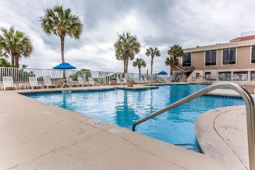 Ocean Crest Inn and Suites - image 5