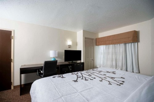 Sleep Inn near Outlets - image 10