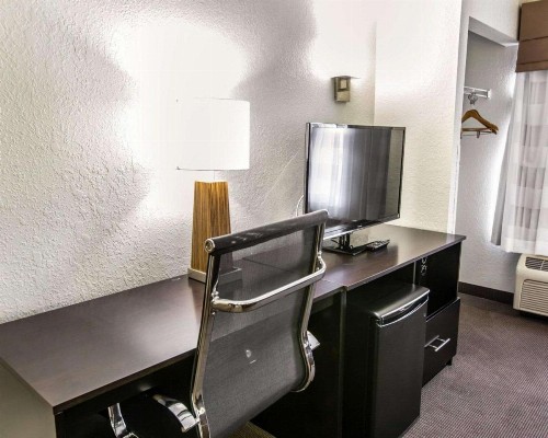 Sleep Inn near Outlets - image 22