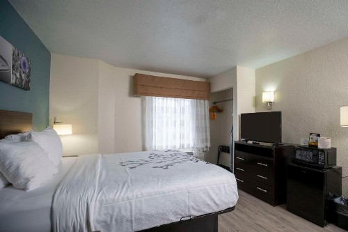 Sleep Inn near Outlets - image 8