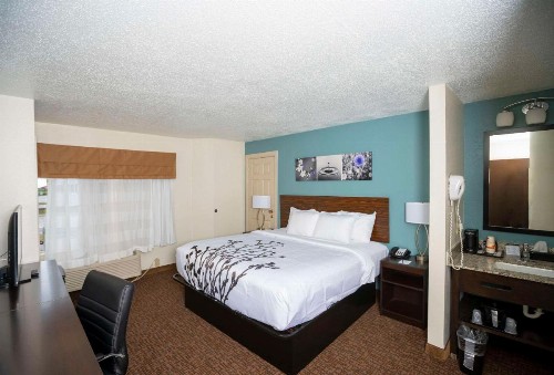 Sleep Inn near Outlets - image 9