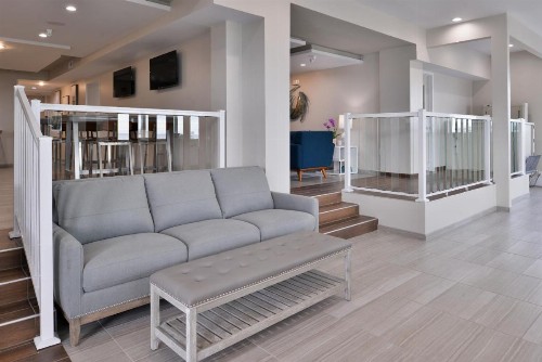 Cabana Shores Hotel - image 10