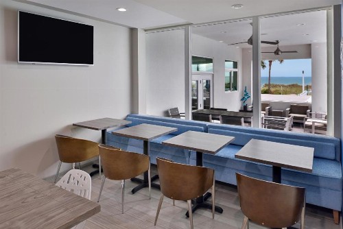 Cabana Shores Hotel - image 25