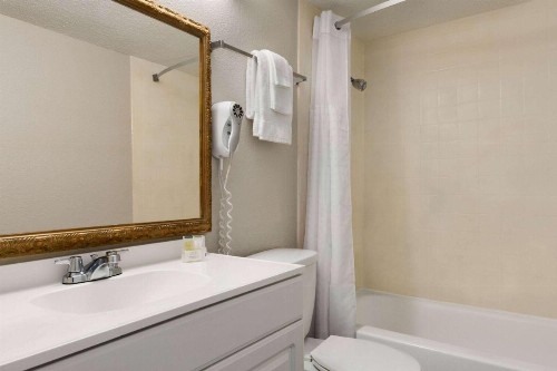 Days Inn by Wyndham Myrtle Beach-Beach Front - image 3