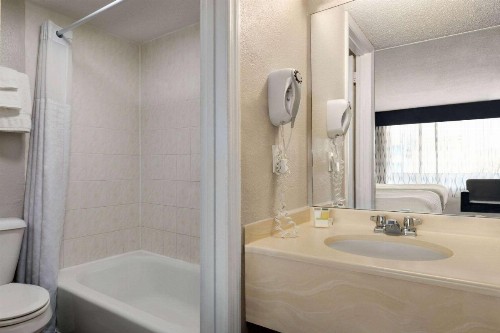 Days Inn by Wyndham Myrtle Beach-Beach Front - image 4