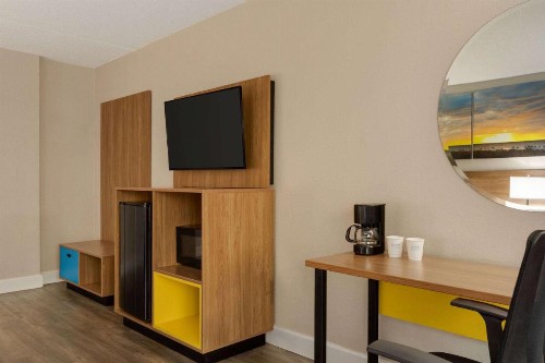 Days Inn by Wyndham Myrtle Beach-Beach Front - image 9