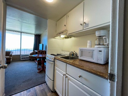 Oceanfront Viking Motel - image 20