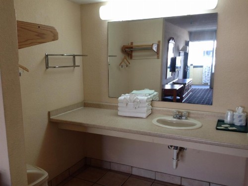 Happy Holiday Motel - image 10