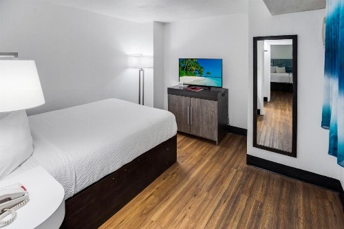 Tropical Seas Hotel - image 10