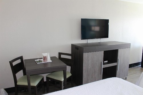 Tropical Seas Hotel - image 6