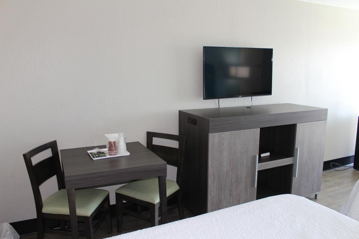 Tropical Seas Hotel - image 6