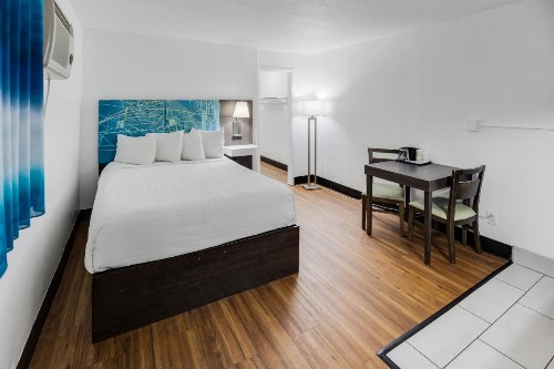 Tropical Seas Hotel - image 8