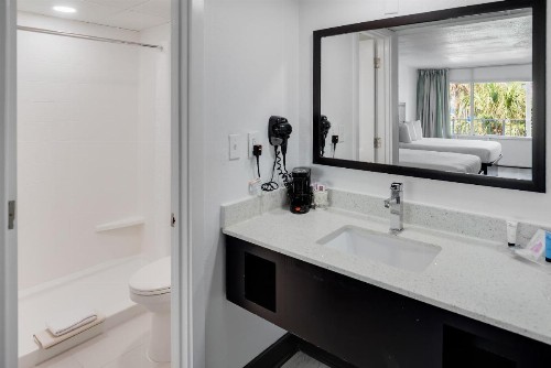 Blu Atlantic Hotel & Suites - image 20