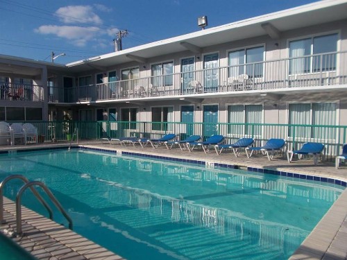 Admiral Motor Inn - image 11