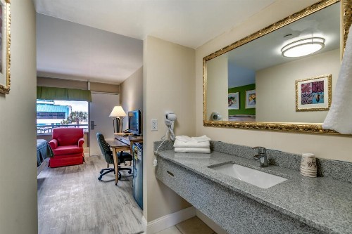 Beachcomber Inn & Suites - image 10