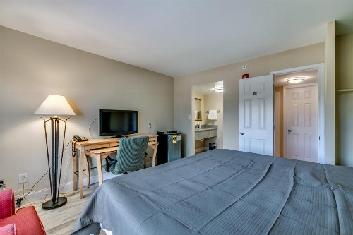 Beachcomber Inn & Suites - image 3