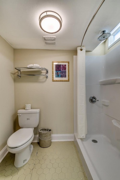 Beachcomber Inn & Suites - image 5