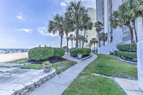 Chic Myrtle Beach Seaside Escape with Pool Access! - image 7