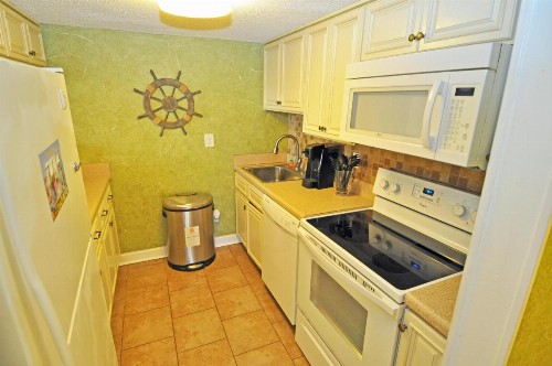 HOLIDAY TOWERS 206 OCEAN VIEW 3BR. CLOSE TO BOARDWALK WiFi. - image 6