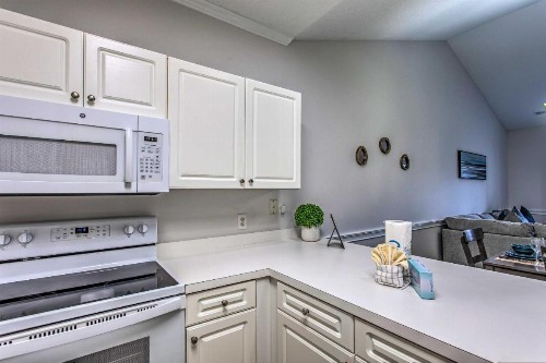Cozy Coastal Condo 2 Mi to Shop Golf and Swim - image 10