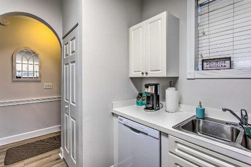 Cozy Coastal Condo 2 Mi to Shop Golf and Swim - image 11