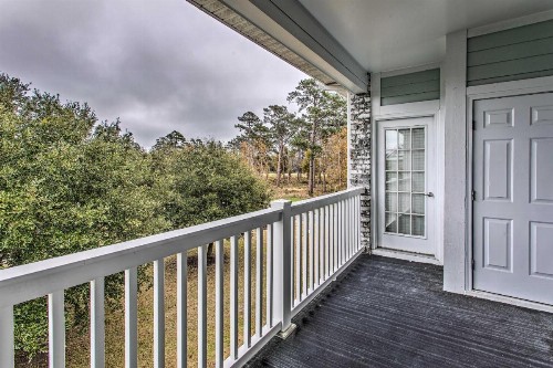 Cozy Coastal Condo 2 Mi to Shop Golf and Swim - image 2