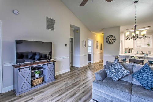 Cozy Coastal Condo 2 Mi to Shop Golf and Swim - image 5