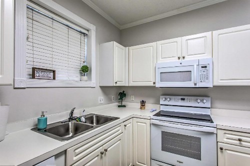 Cozy Coastal Condo 2 Mi to Shop Golf and Swim - image 9