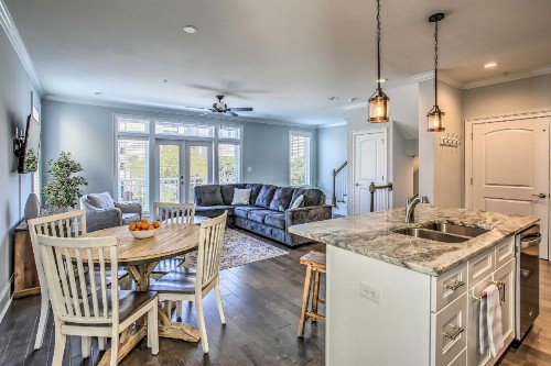 4-Story Townhome 1 Block to Myrtle Beach! - image 3