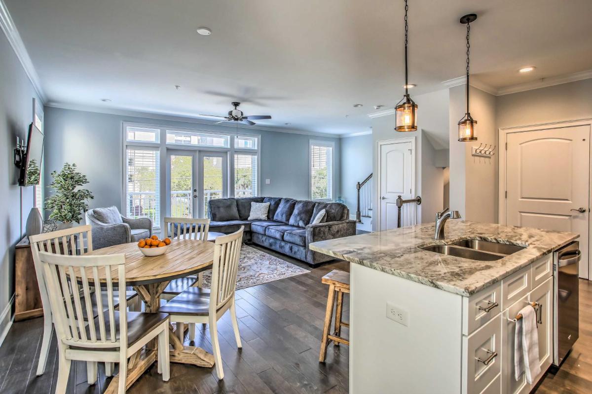 4-Story Townhome 1 Block to Myrtle Beach! - image 3