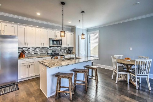 4-Story Townhome 1 Block to Myrtle Beach! - image 6