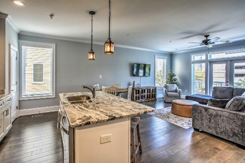 4-Story Townhome 1 Block to Myrtle Beach! - image 7