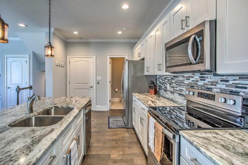 4-Story Townhome 1 Block to Myrtle Beach! - image 8