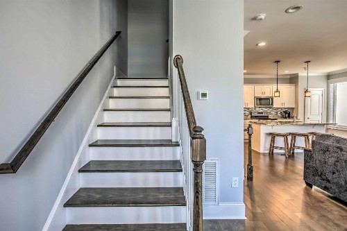 4-Story Townhome 1 Block to Myrtle Beach! - image 9