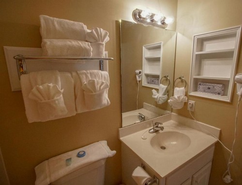 Luxurious Coastal Retreat Villa at Surfside Beach - Two Bedroom Villa #1 - image 9