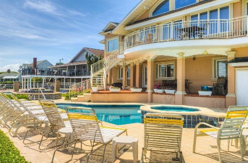 Oceanfront Duplex downtown Myrtle Beach putting green pool great location and near Sky Wheel - image 10