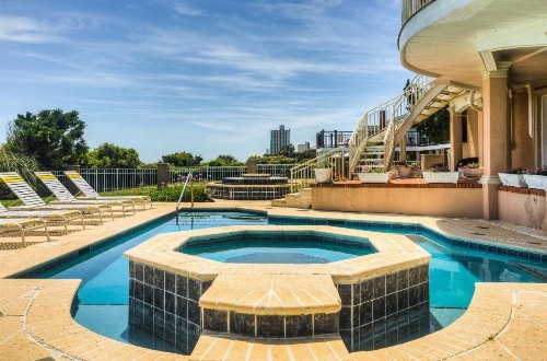 Oceanfront Duplex downtown Myrtle Beach putting green pool great location and near Sky Wheel - image 14
