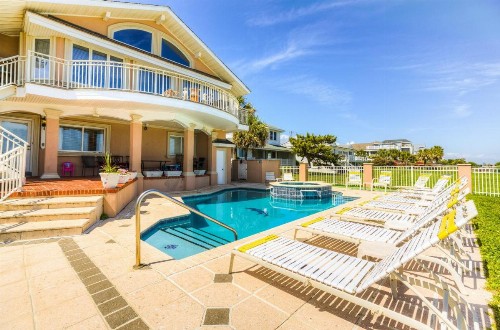 Oceanfront Duplex downtown Myrtle Beach putting green pool great location and near Sky Wheel - image 9