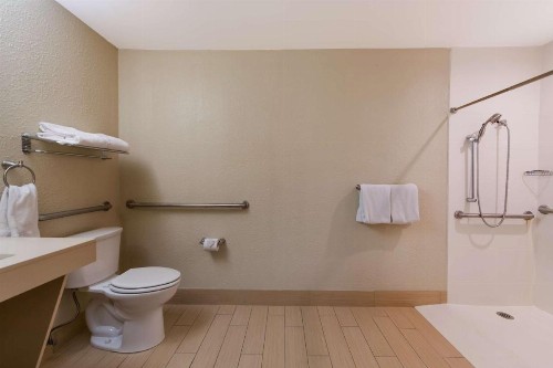 Comfort Inn South Oceanfront - image 11