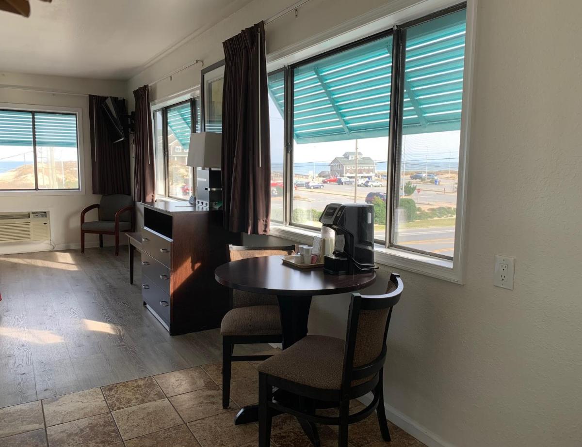 Sea Horse Inn and Cottages - image 3