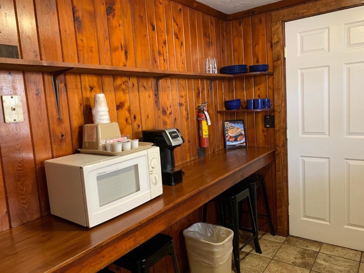 Sea Horse Inn and Cottages - image 6