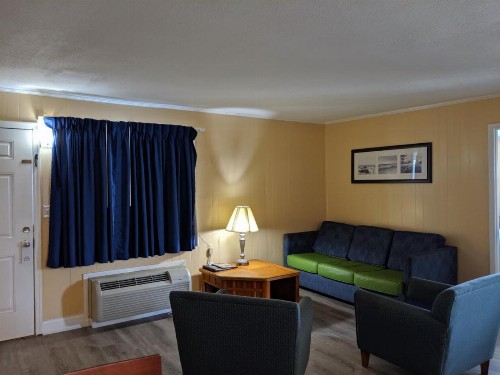 Colonial Inn - image 12