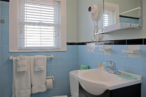 Colonial Inn - image 3