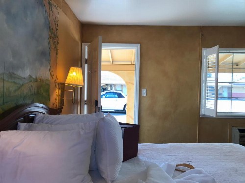 Chardonnay Lodge - image 47
