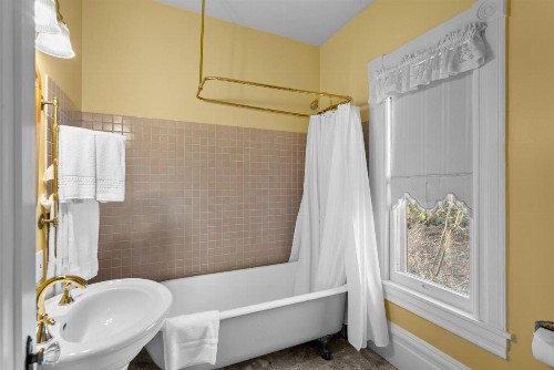 Hennessey House Bed and Breakfast - image 28