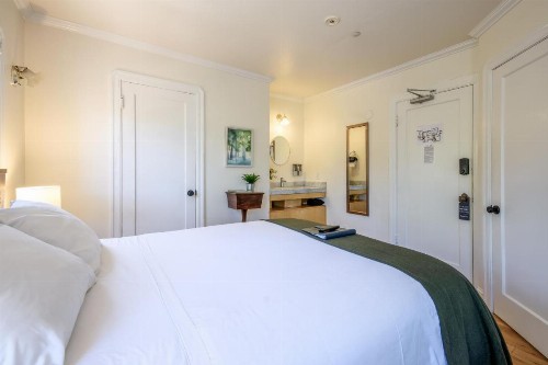 Cedar Gables Inn - image 23