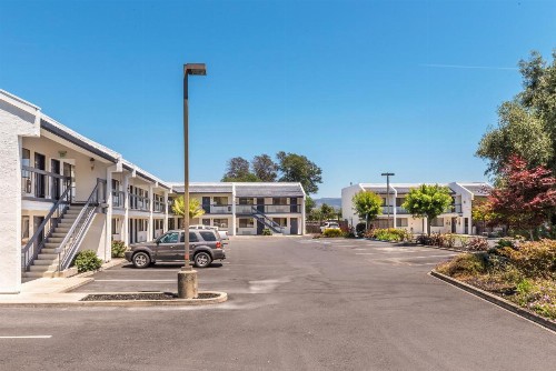 Chablis Inn - image 18