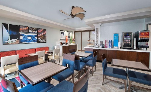 Hampton Inn Naples - I-75 - image 15