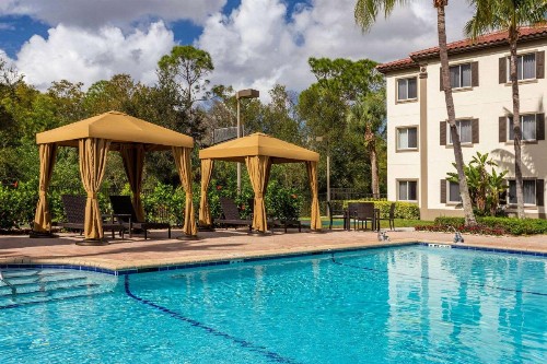 Hawthorn Suites by Wyndham Naples - image 5